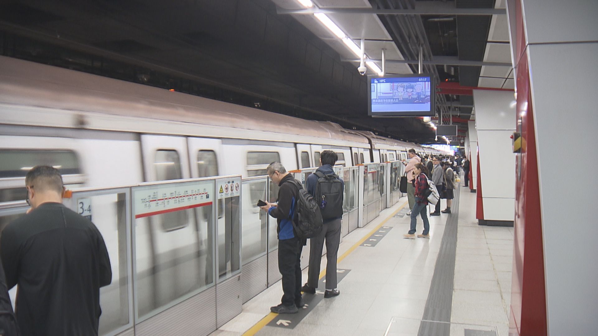 港鐵荃灣至大窩口站 九號或十號信號期間將維持服務；圖源來自Now新聞